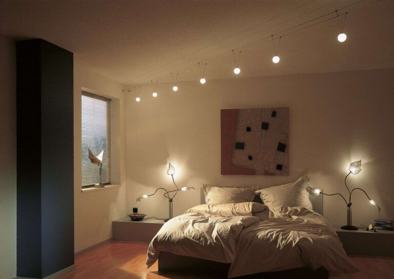 Add light. Споты в интерьере спальни. Точечные светильники в спальне. Трековые светильники в спальне. Споты на потолке в спальне.