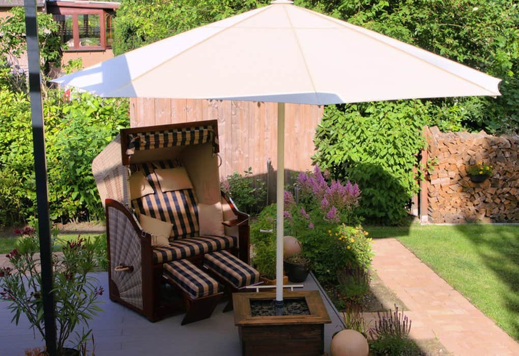 HERSAND GmbH weißer Sonnenschirm im mobilen Schirmstaender auf Terrasse