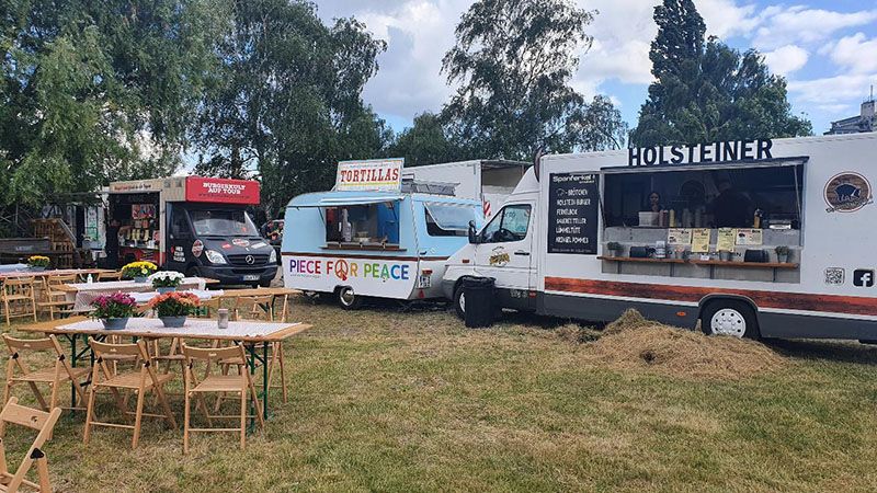 Foodtruck-Catering 6 Foodtrucks auf Wiese