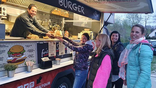 Foodtruck-Catering 7 Foodtruck Catering Burger mit Kunden