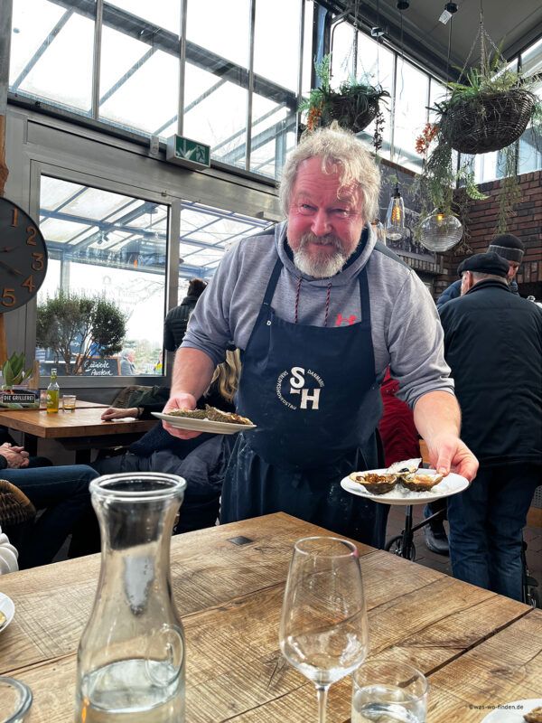 Austern-Koenig von Fanø Austern-Koenig von Fanø serviert gegrillte Austern am Tisch