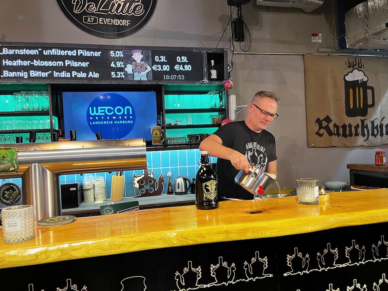 De Luette Brauerei A7 Egestorf Gasthaus zum 100-jaehrigen Aussenlaterne in Hittfeld