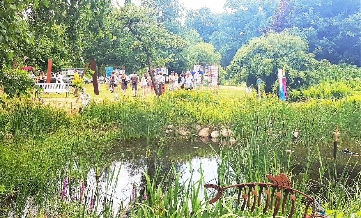 Kunst-Flohmarkt im Garten der Malschule Dinter in Jesteburg